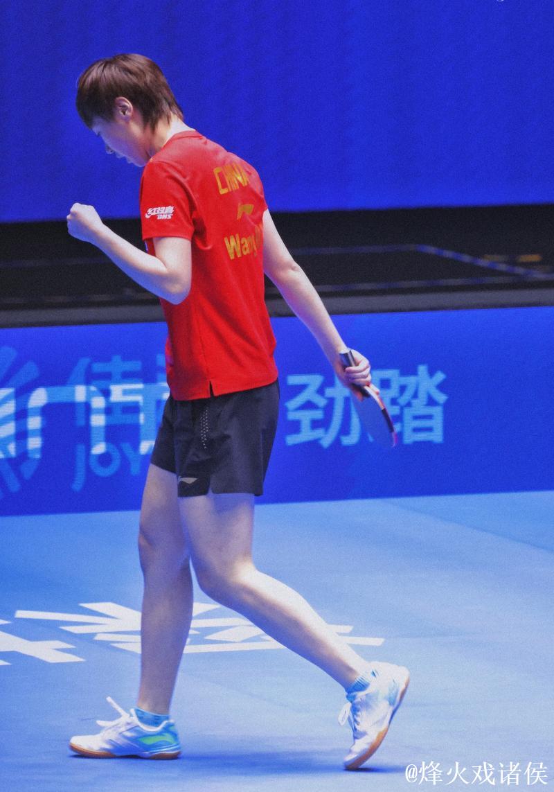 王曼昱回顾2025赛季并向球迷表达感谢 王曼昱回顾2025赛季并向球迷表达感谢